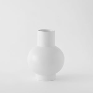 Open image in slideshow, Large Vase Strøm Earthenware · €82.5 · RAAWII | CURATED BY EYEDS
